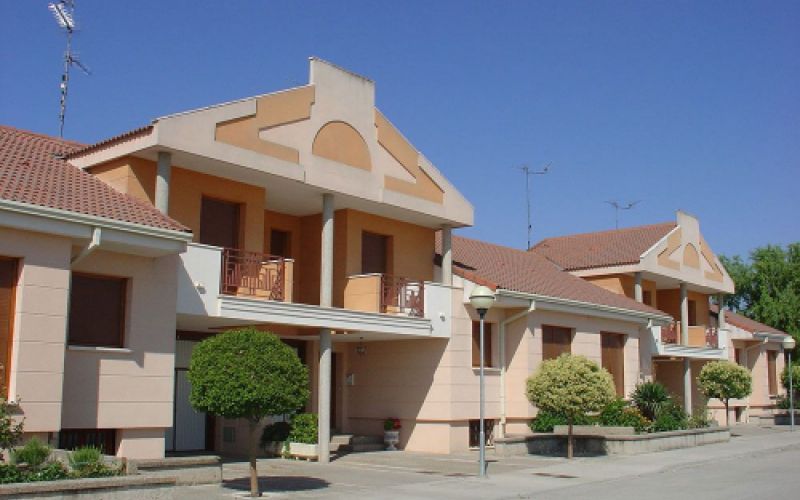 Vista de fachada de promoción de vivienda unifamiliar. Obra nueva Valladolid