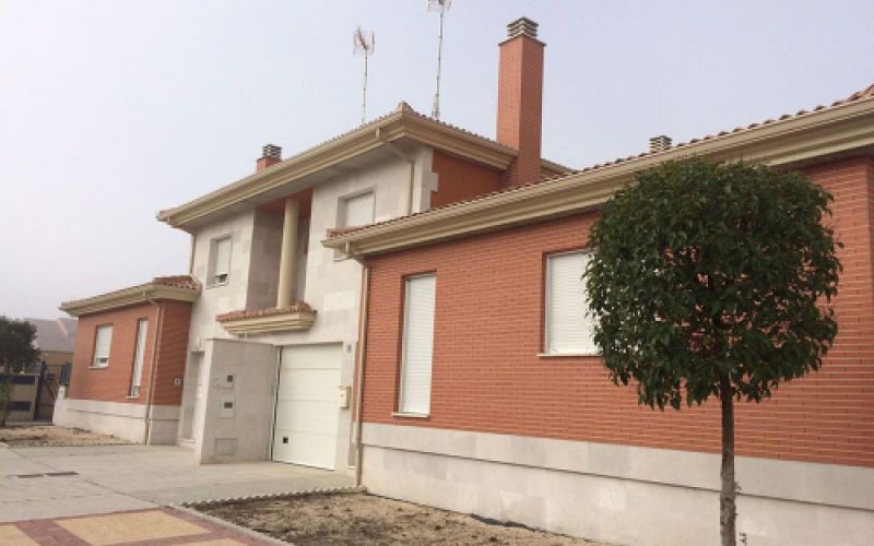 Vista de fachada de promoción de vivienda unifamiliar en casa adosada. Obra nueva Valladolid