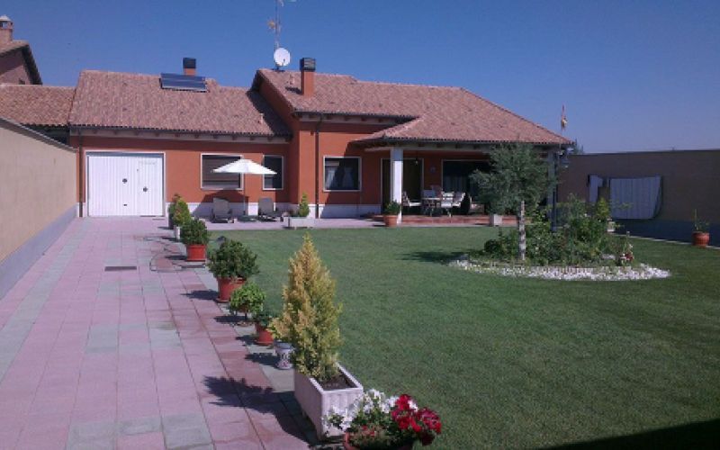 Patio con jardín en vivienda unifamiliar. Proyectos de nueva obra Valladolid