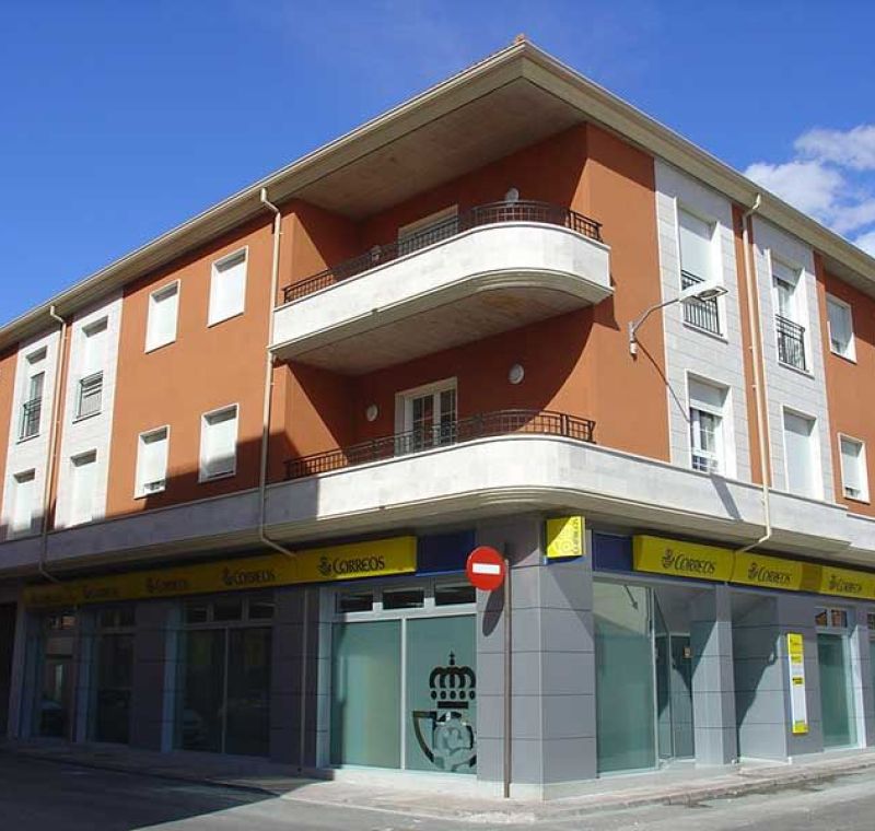 imagen de fachada con local comercial del edificio Santibañez en Iscar