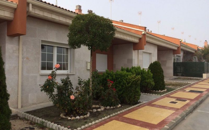 Vista frontal de bloque de viviendas adosadas. Proyectos de obra nueva Valladolid