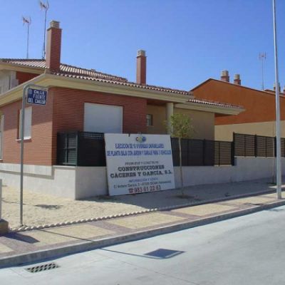 imagen desde el exterior de una de las viviiendas unifamiliares finalizadas en Iscar