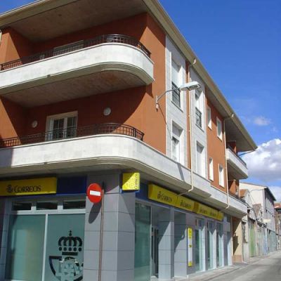imagen de fachada con local comercial del edificio Santibañez Iscar