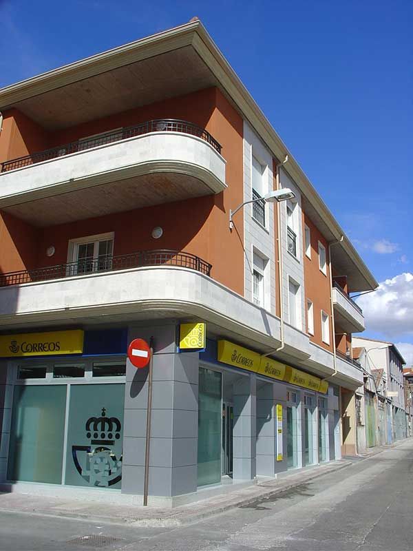 imagen de fachada con local comercial del edificio Santibañez Iscar