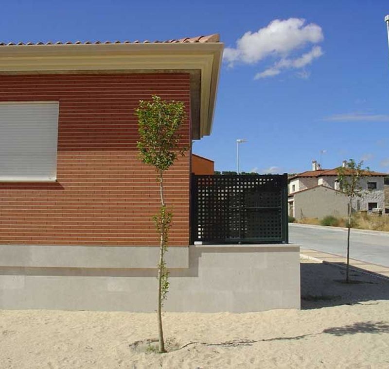 Imagen de una de las esquinas de las 16 viviendas unifamiliares en Íscar