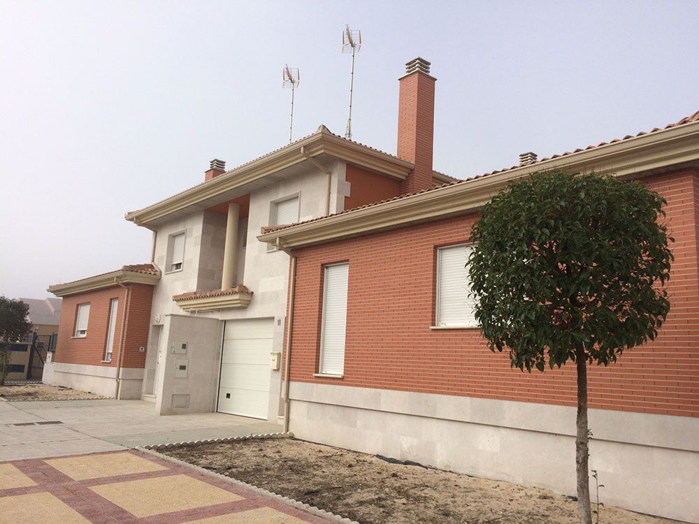 Vista de fachada de promoción de vivienda unifamiliar en casa adosada. Obra nueva Valladolid