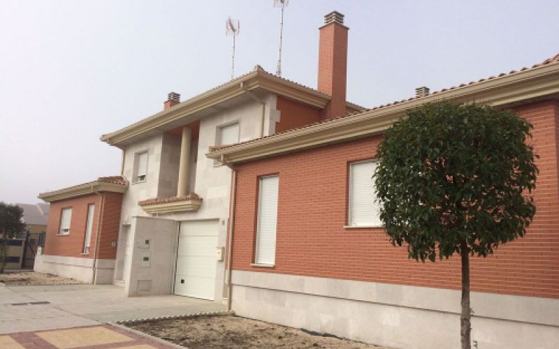 Vista de fachada de promoción de vivienda unifamiliar en casa adosada
