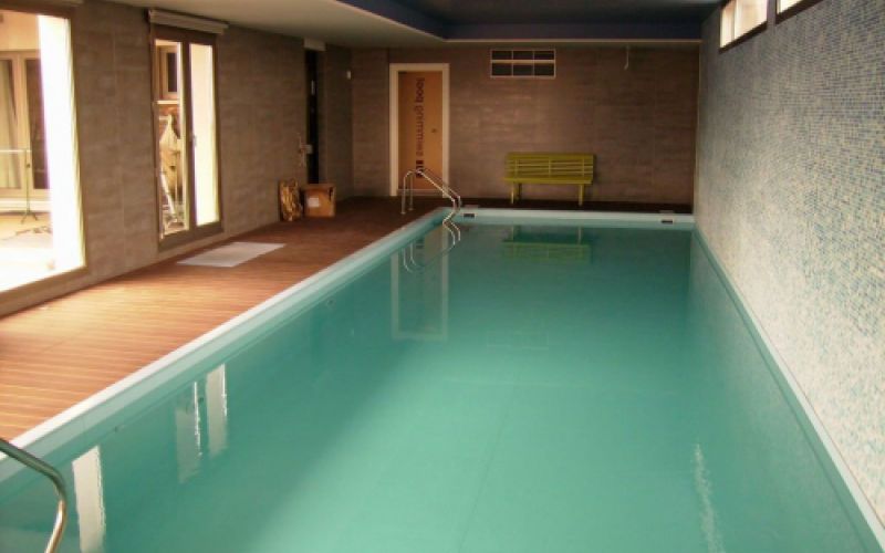 Piscina interior en chalet