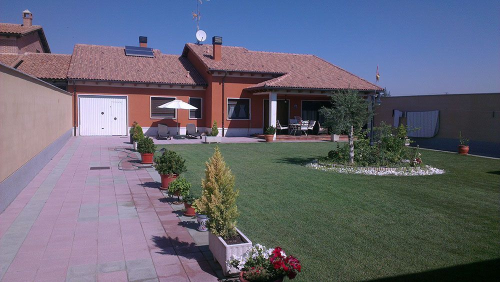 Patio con jardín en vivienda unifamiliar
