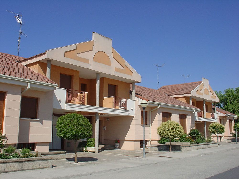 Vista de fachada de promoción de vivienda unifamiliar. Obra nueva Valladolid