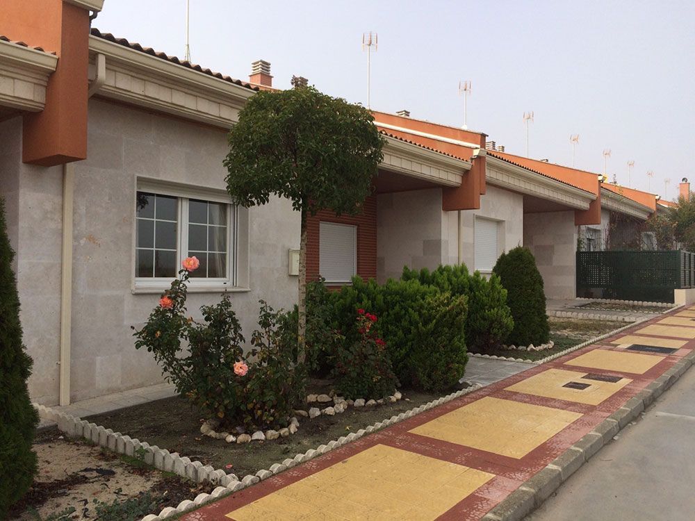 Vista frontal de bloque de viviendas adosadas. Proyectos de obra nueva Valladolid