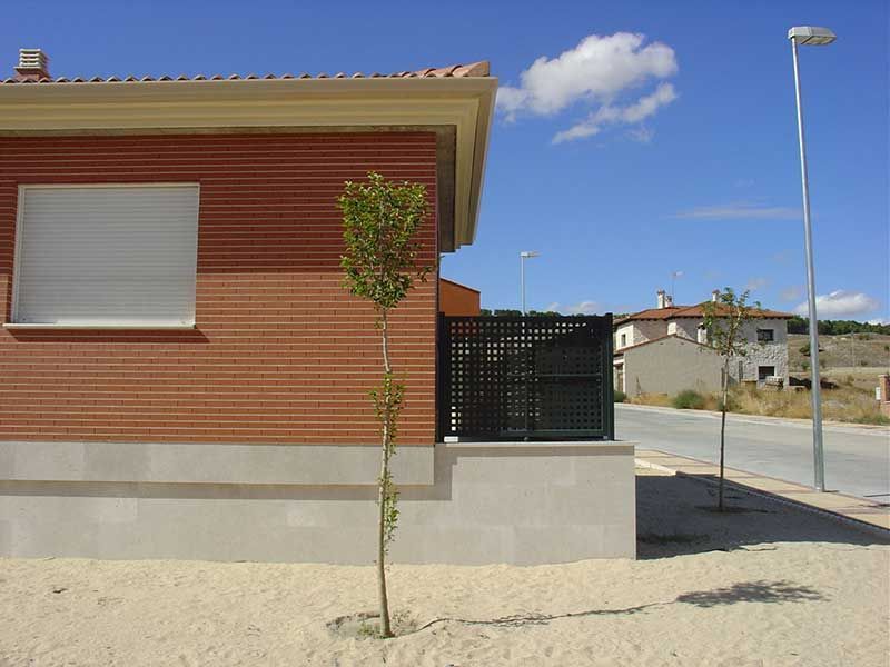 Imagen de una de las esquinas de las 16 viviendas unifamiliares en Íscar